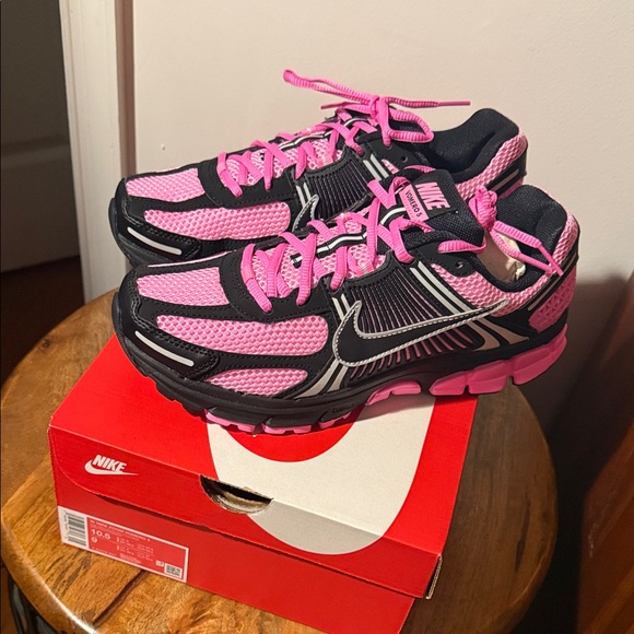Nike Zoom Vomero 5 Black and Pink Running Shoes - Picture 1 of 5